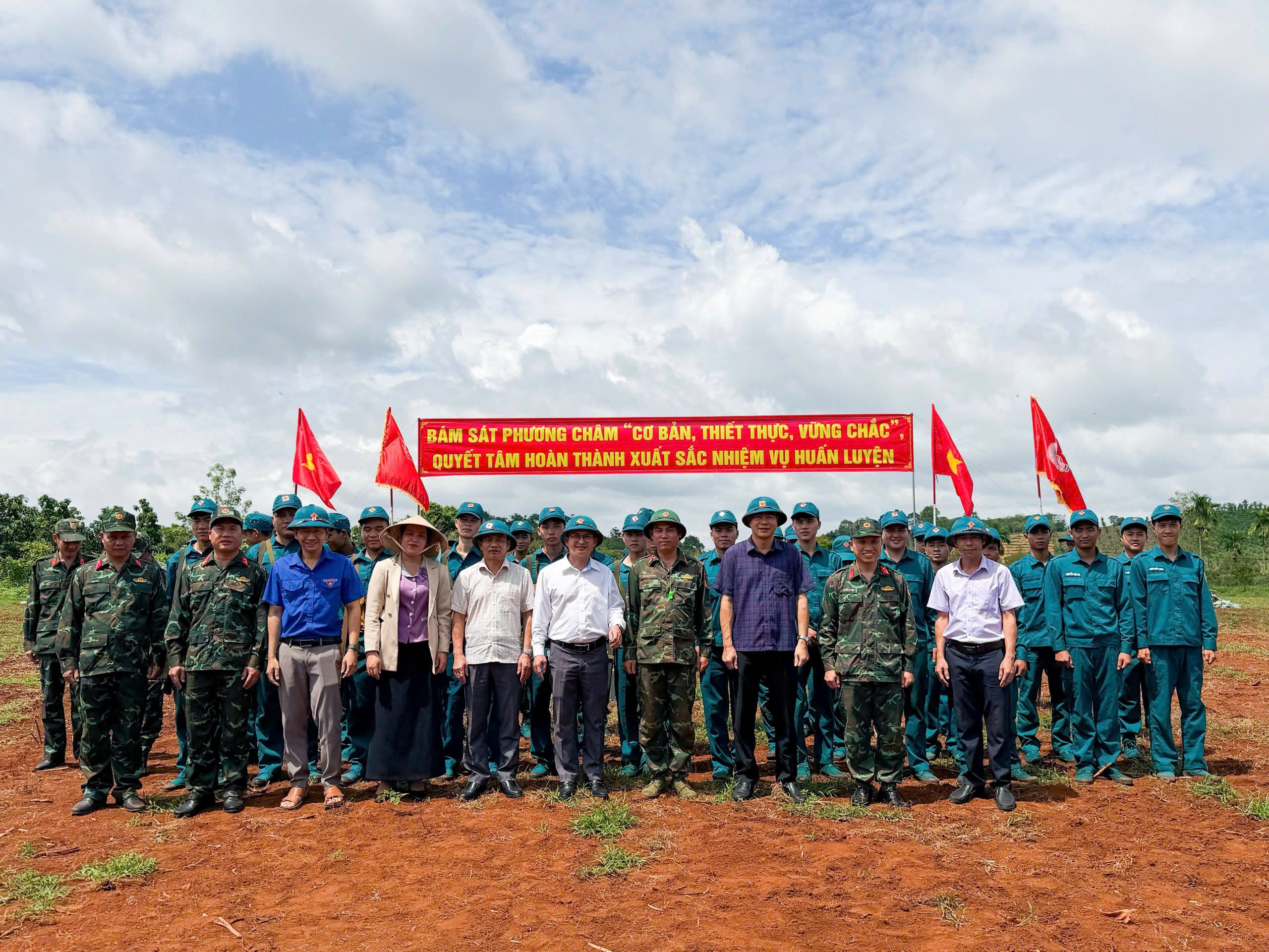 Lãnh đạo Đảng ủy, HĐND, UBND, Uỷ ban MTTQ Việt Nam xã Ea Na thăm, tặng quà, động viên lực lượng Dân quân tham gia huấn luyện năm 2026